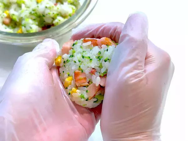 「【意外な組み合わせ】ブロッコリーが主役のおにぎり爆誕!?独特のホロッと食感…からのベーコンの旨味ジュワン♡」の画像