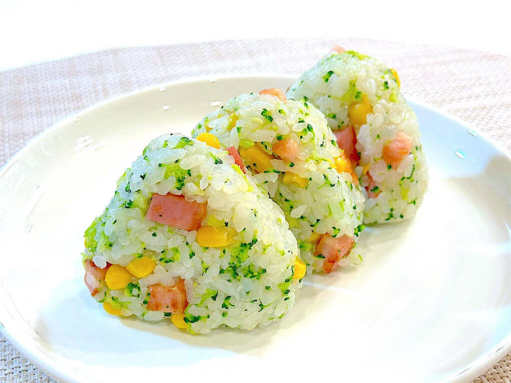 【意外な組み合わせ】ブロッコリーが主役のおにぎり爆誕!?独特のホロッと食感…からのベーコンの旨味ジュワン♡