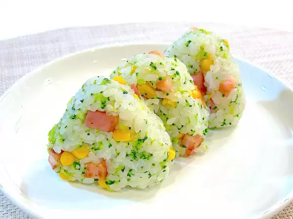 「【意外な組み合わせ】ブロッコリーが主役のおにぎり爆誕!?独特のホロッと食感…からのベーコンの旨味ジュワン♡」の画像