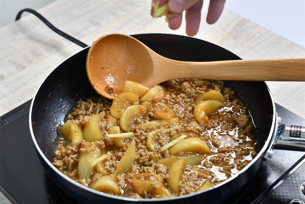 【かぶが極甘に】香ばしく焼き目をつけて！「かぶと豚ひき肉のあんかけ」がご飯泥棒すぎる～【青髪のテツ】