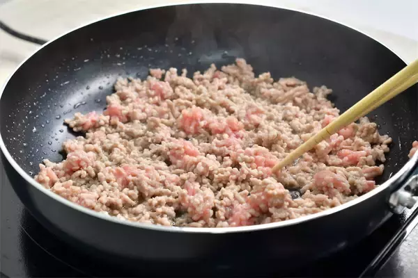 「【かぶが極甘に】香ばしく焼き目をつけて！「かぶと豚ひき肉のあんかけ」がご飯泥棒すぎる～【青髪のテツ】」の画像