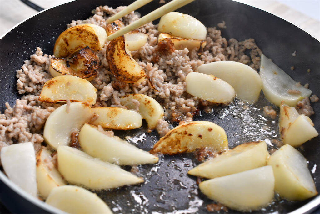【かぶが極甘に】香ばしく焼き目をつけて！「かぶと豚ひき肉のあんかけ」がご飯泥棒すぎる～【青髪のテツ】