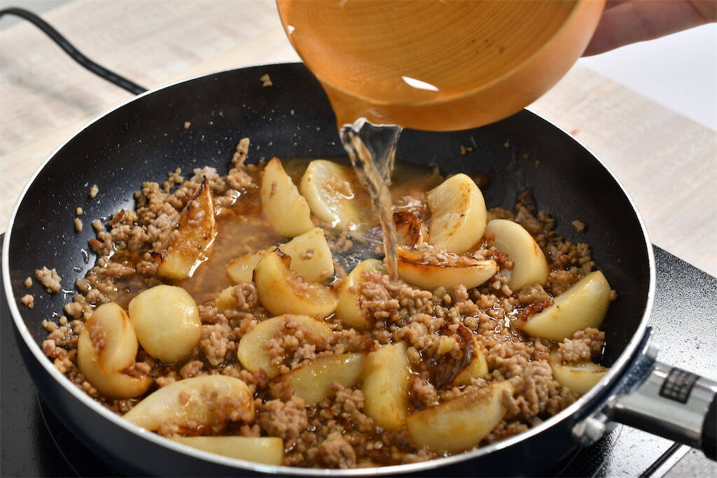 【かぶが極甘に】香ばしく焼き目をつけて！「かぶと豚ひき肉のあんかけ」がご飯泥棒すぎる～【青髪のテツ】