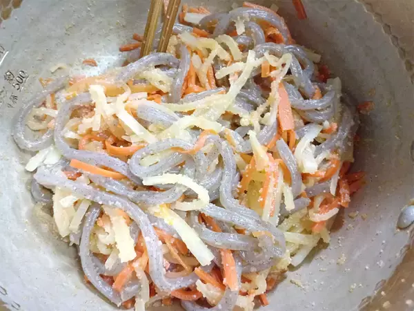 「【コキュッと快食感】「つきこんにゃく」って知ってる!?細長で食べ応え◎辛子明太子と炒めてみた！【農家直伝】」の画像