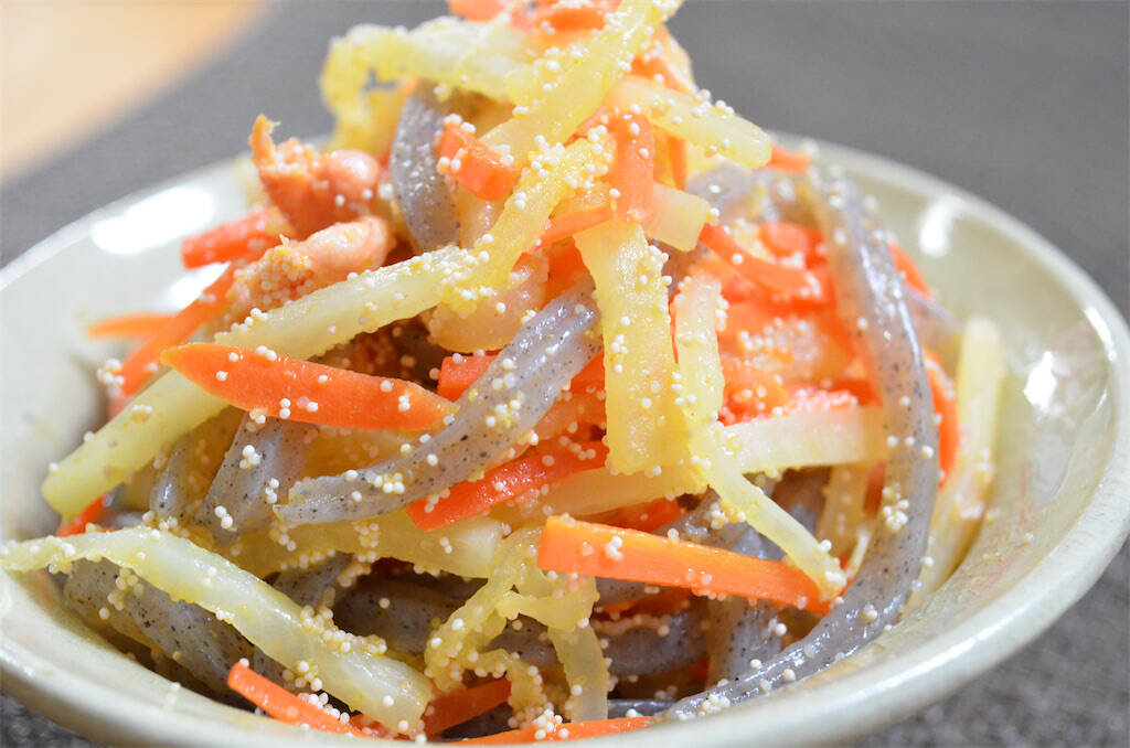 【コキュッと快食感】「つきこんにゃく」って知ってる!?細長で食べ応え◎辛子明太子と炒めてみた！【農家直伝】