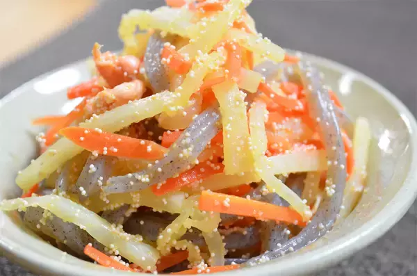 「【コキュッと快食感】「つきこんにゃく」って知ってる!?細長で食べ応え◎辛子明太子と炒めてみた！【農家直伝】」の画像