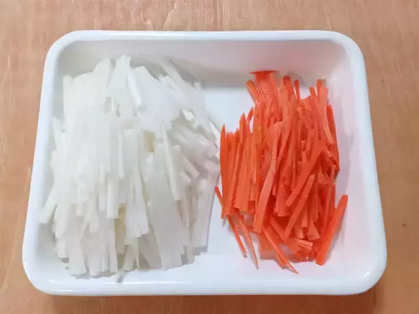 「【コキュッと快食感】「つきこんにゃく」って知ってる!?細長で食べ応え◎辛子明太子と炒めてみた！【農家直伝】」の画像