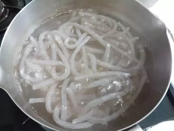 「【コキュッと快食感】「つきこんにゃく」って知ってる!?細長で食べ応え◎辛子明太子と炒めてみた！【農家直伝】」の画像