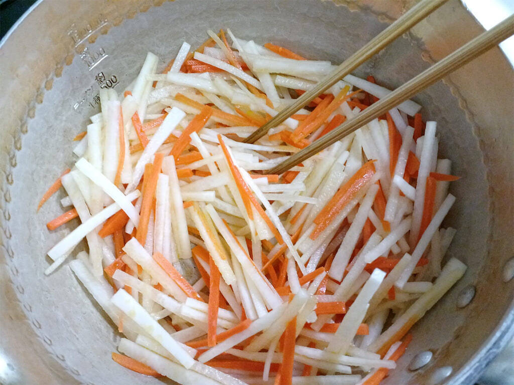 【コキュッと快食感】「つきこんにゃく」って知ってる!?細長で食べ応え◎辛子明太子と炒めてみた！【農家直伝】