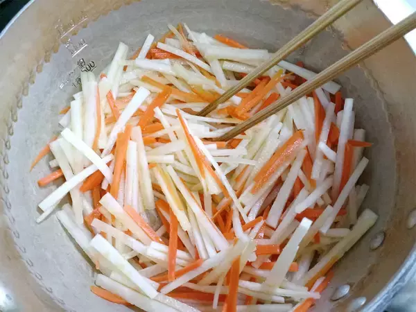 「【コキュッと快食感】「つきこんにゃく」って知ってる!?細長で食べ応え◎辛子明太子と炒めてみた！【農家直伝】」の画像