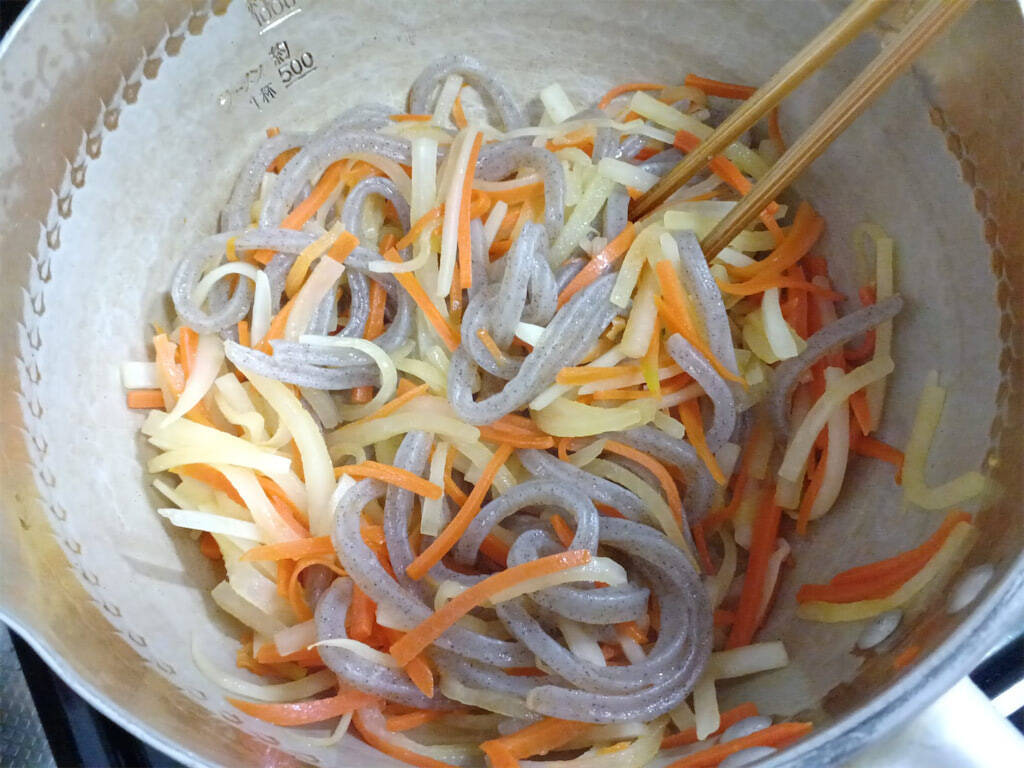 【コキュッと快食感】「つきこんにゃく」って知ってる!?細長で食べ応え◎辛子明太子と炒めてみた！【農家直伝】