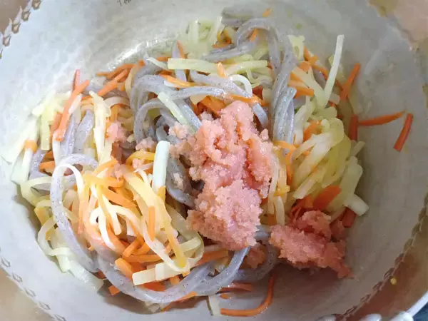 「【コキュッと快食感】「つきこんにゃく」って知ってる!?細長で食べ応え◎辛子明太子と炒めてみた！【農家直伝】」の画像