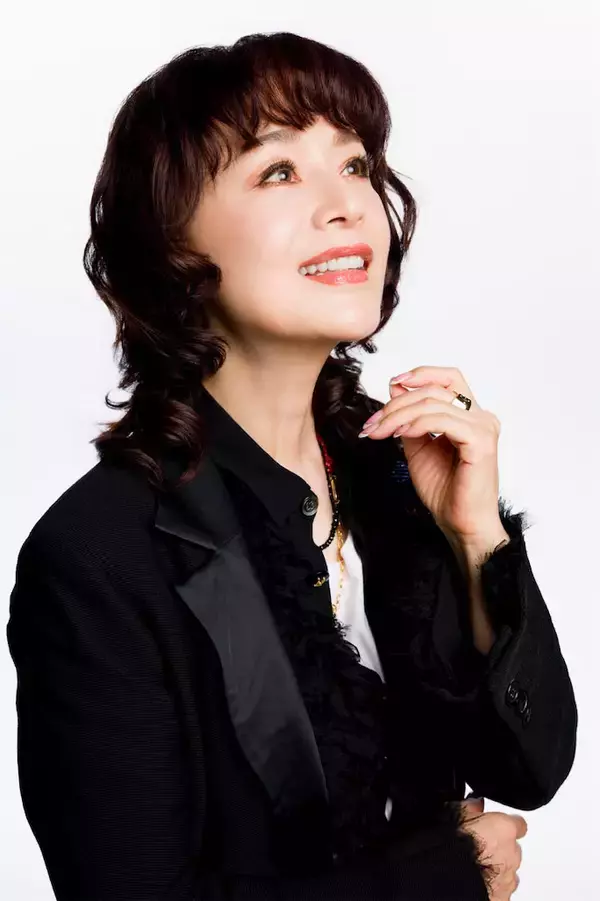 「【大地真央さんインタビュー】圧倒的な美と健康の秘訣は「猫」!?古希を迎えても最前線で輝き続ける理由とは」の画像