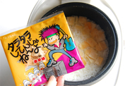 駄菓子を炊飯釜に放り込むだけ⁉「タラタラしてんじゃね～よ」の炊き込みご飯に挑戦♪だしが出る出る♡