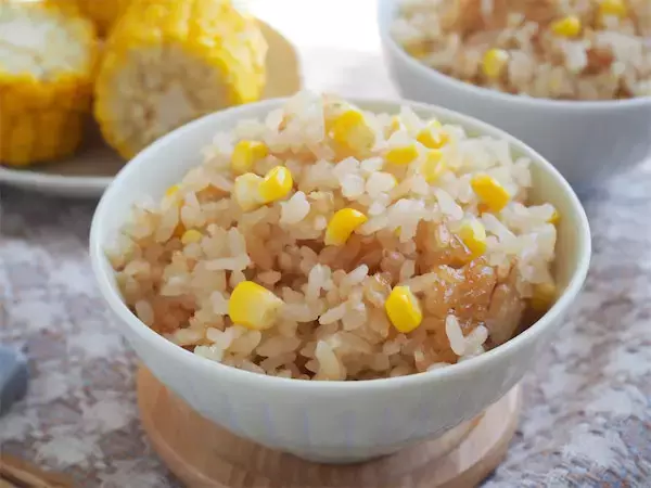 【芯まで炊くのが正解だった！】風味別格「とうもろこしの炊き込みご飯」作ってみた！バターじょうゆに沼る～♡
