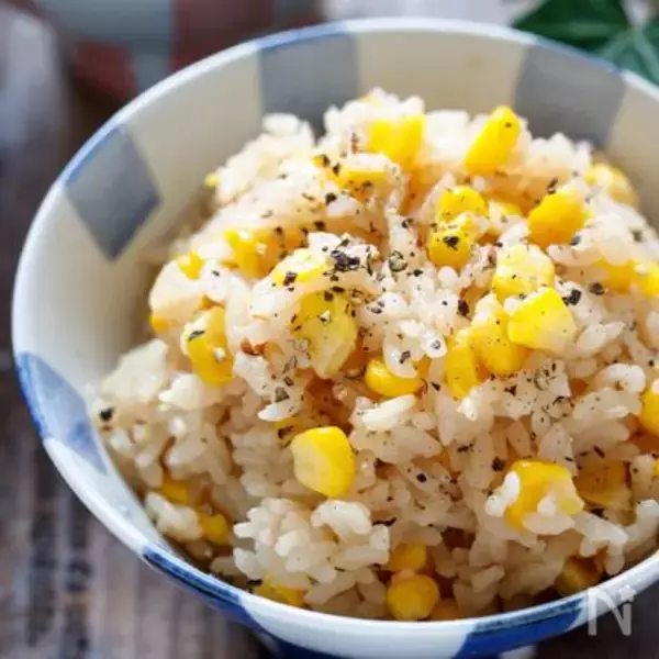 「【芯まで炊くのが正解だった！】風味別格「とうもろこしの炊き込みご飯」作ってみた！バターじょうゆに沼る～♡」の画像