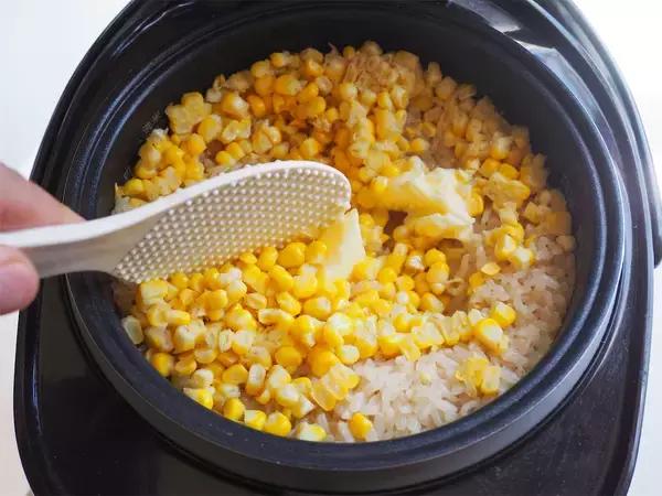 「【芯まで炊くのが正解だった！】風味別格「とうもろこしの炊き込みご飯」作ってみた！バターじょうゆに沼る～♡」の画像