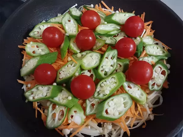 「【シン・オムレツ】ピザ…ではなく「包まないオムレツ」です！9割野菜ってもうサラダじゃん？【農家直伝】」の画像