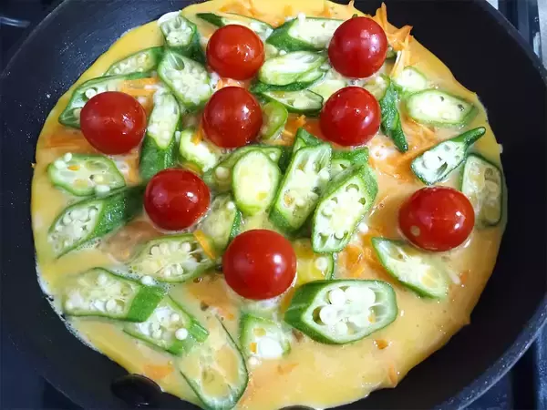 「【シン・オムレツ】ピザ…ではなく「包まないオムレツ」です！9割野菜ってもうサラダじゃん？【農家直伝】」の画像