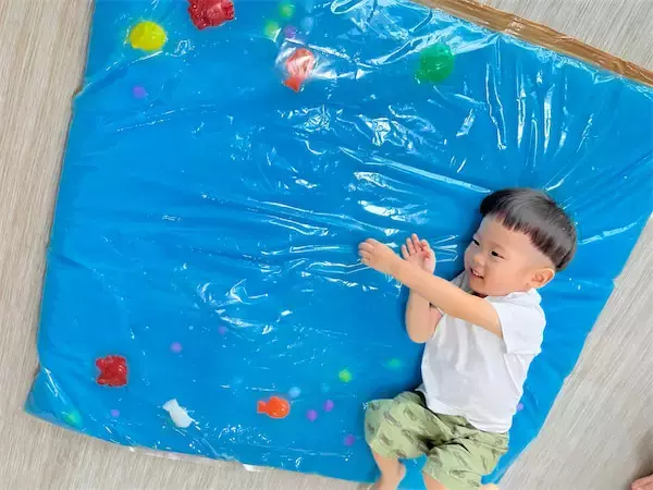 【水遊びの超裏ワザ】子供が大喜び♪「室内プールもどき」作って遊んでみた！「え、布団圧縮袋なの⁉」
