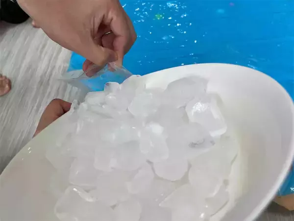 「【水遊びの超裏ワザ】子供が大喜び♪「室内プールもどき」作って遊んでみた！「え、布団圧縮袋なの⁉」」の画像