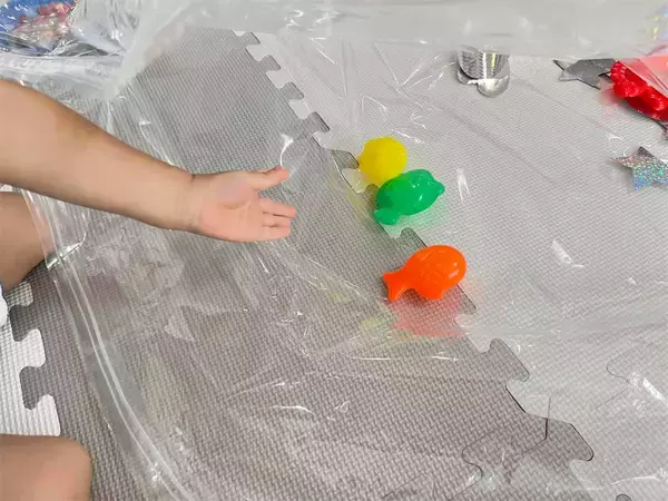 「【水遊びの超裏ワザ】子供が大喜び♪「室内プールもどき」作って遊んでみた！「え、布団圧縮袋なの⁉」」の画像