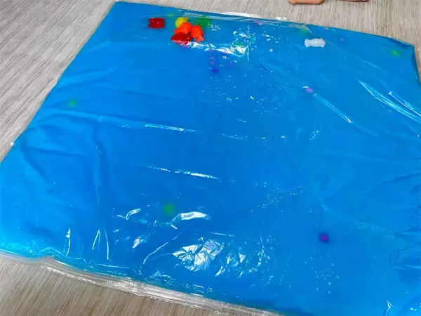 「【水遊びの超裏ワザ】子供が大喜び♪「室内プールもどき」作って遊んでみた！「え、布団圧縮袋なの⁉」」の画像