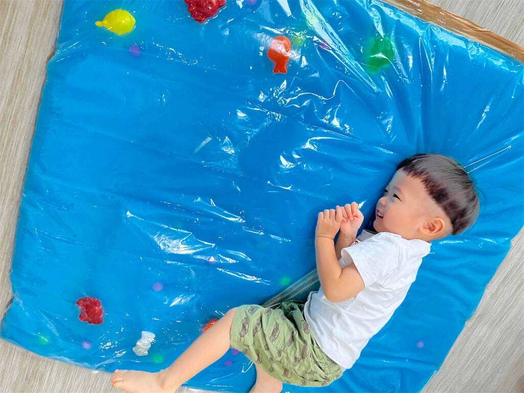 【水遊びの超裏ワザ】子供が大喜び♪「室内プールもどき」作って遊んでみた！「え、布団圧縮袋なの⁉」