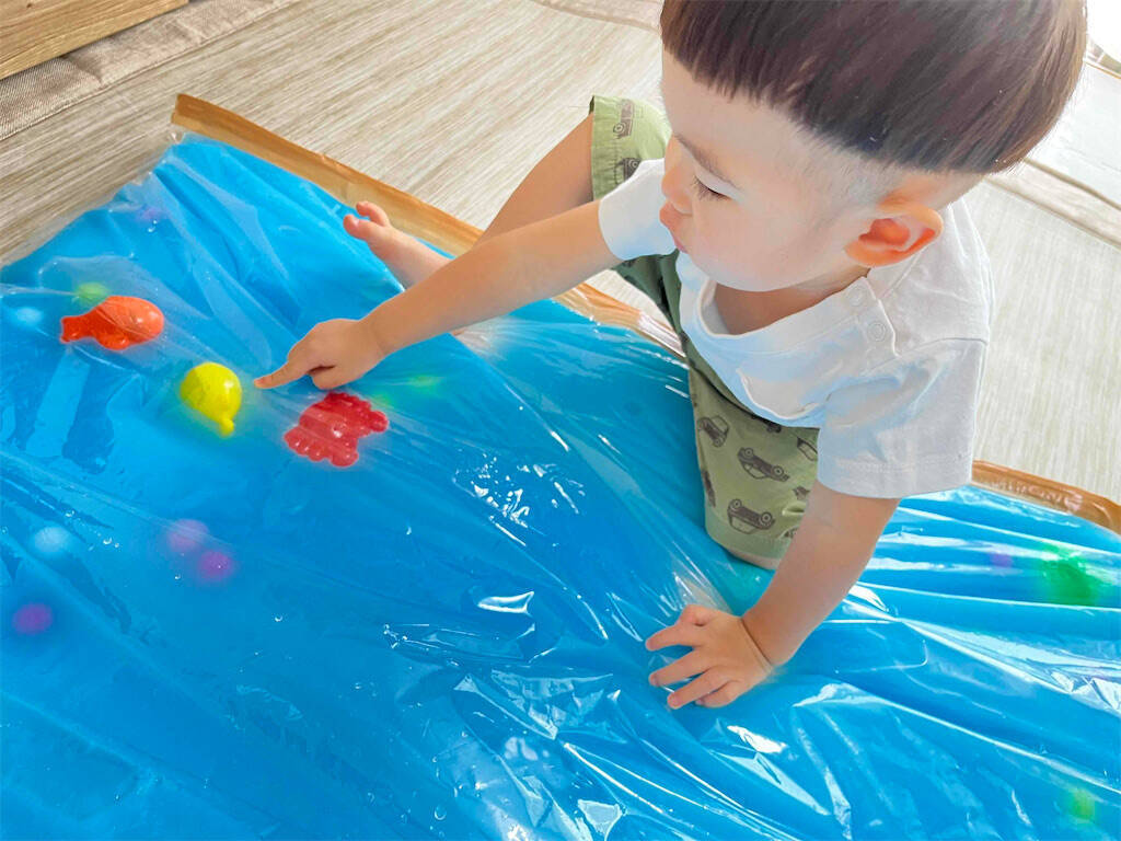 【水遊びの超裏ワザ】子供が大喜び♪「室内プールもどき」作って遊んでみた！「え、布団圧縮袋なの⁉」