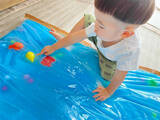 「【水遊びの超裏ワザ】子供が大喜び♪「室内プールもどき」作って遊んでみた！「え、布団圧縮袋なの⁉」」の画像9