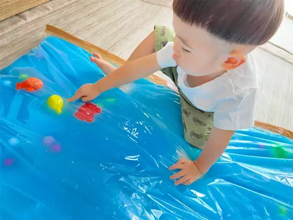 「【水遊びの超裏ワザ】子供が大喜び♪「室内プールもどき」作って遊んでみた！「え、布団圧縮袋なの⁉」」の画像