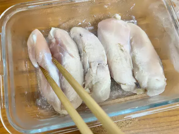 「【ささみはレンジで柔らか♡】チンして和えるだけ「鶏ささみと新玉ねぎのマリネ」作ってみた！トロッと甘いの♪」の画像