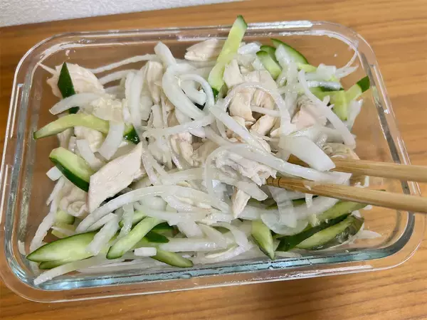 「【ささみはレンジで柔らか♡】チンして和えるだけ「鶏ささみと新玉ねぎのマリネ」作ってみた！トロッと甘いの♪」の画像
