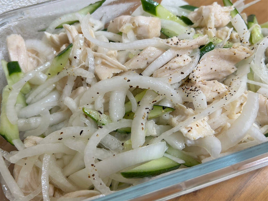 【ささみはレンジで柔らか♡】チンして和えるだけ「鶏ささみと新玉ねぎのマリネ」作ってみた！トロッと甘いの♪