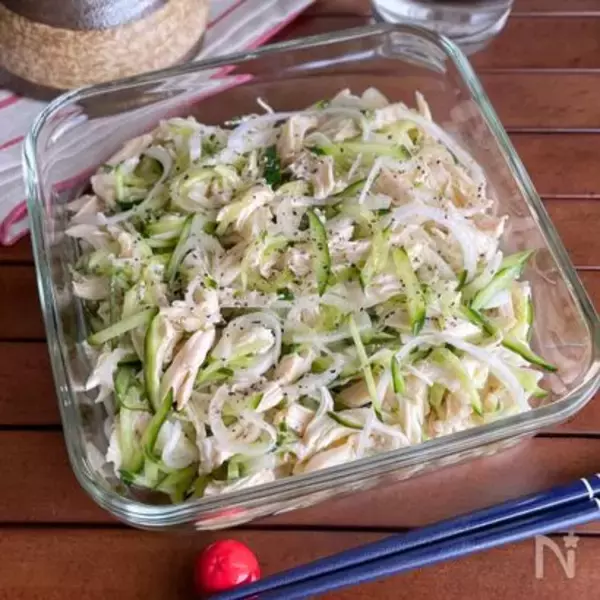 「【ささみはレンジで柔らか♡】チンして和えるだけ「鶏ささみと新玉ねぎのマリネ」作ってみた！トロッと甘いの♪」の画像