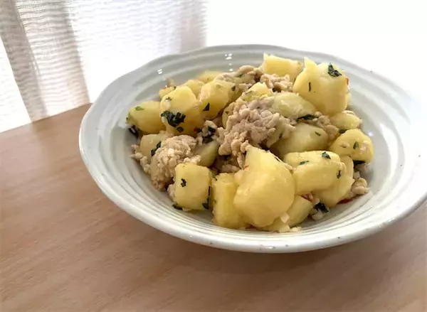 【エスニックで食欲爆発】ホクホクじゃがいもにチリソースとお肉絡む♡「鶏ミンチのアジアン炒め」作ってみた！