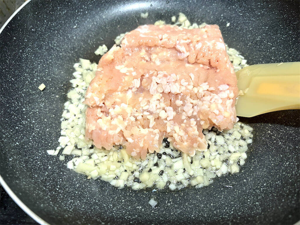 【エスニックで食欲爆発】ホクホクじゃがいもにチリソースとお肉絡む♡「鶏ミンチのアジアン炒め」作ってみた！