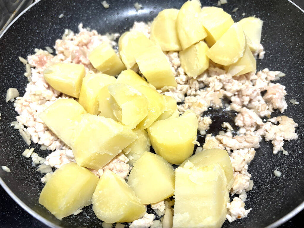【エスニックで食欲爆発】ホクホクじゃがいもにチリソースとお肉絡む♡「鶏ミンチのアジアン炒め」作ってみた！