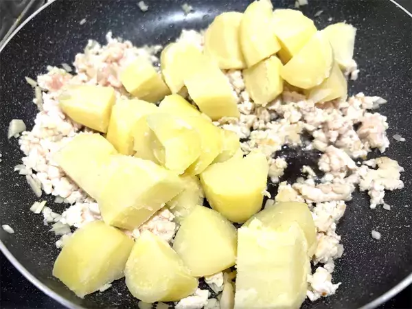 「【エスニックで食欲爆発】ホクホクじゃがいもにチリソースとお肉絡む♡「鶏ミンチのアジアン炒め」作ってみた！」の画像