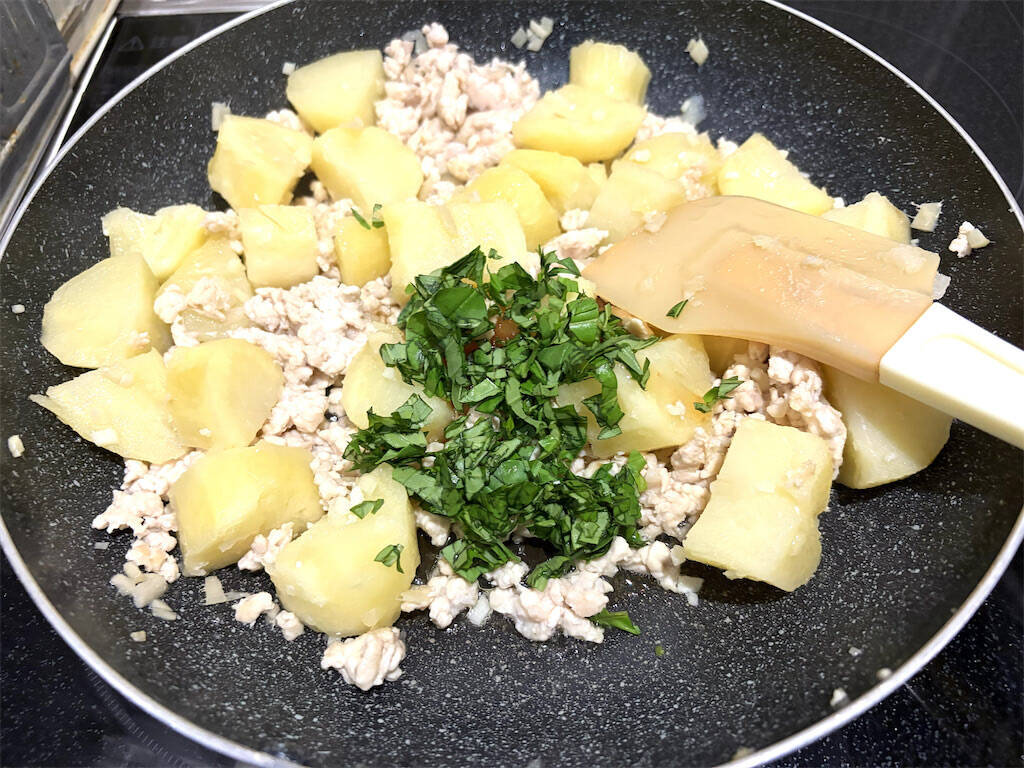 【エスニックで食欲爆発】ホクホクじゃがいもにチリソースとお肉絡む♡「鶏ミンチのアジアン炒め」作ってみた！