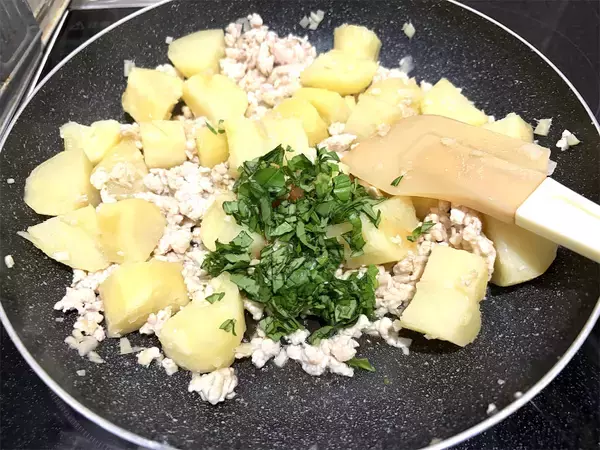 「【エスニックで食欲爆発】ホクホクじゃがいもにチリソースとお肉絡む♡「鶏ミンチのアジアン炒め」作ってみた！」の画像