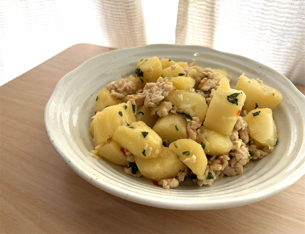 【エスニックで食欲爆発】ホクホクじゃがいもにチリソースとお肉絡む♡「鶏ミンチのアジアン炒め」作ってみた！