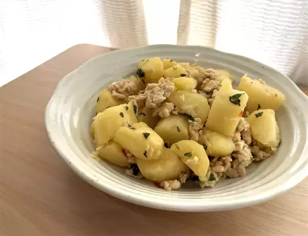 「【エスニックで食欲爆発】ホクホクじゃがいもにチリソースとお肉絡む♡「鶏ミンチのアジアン炒め」作ってみた！」の画像