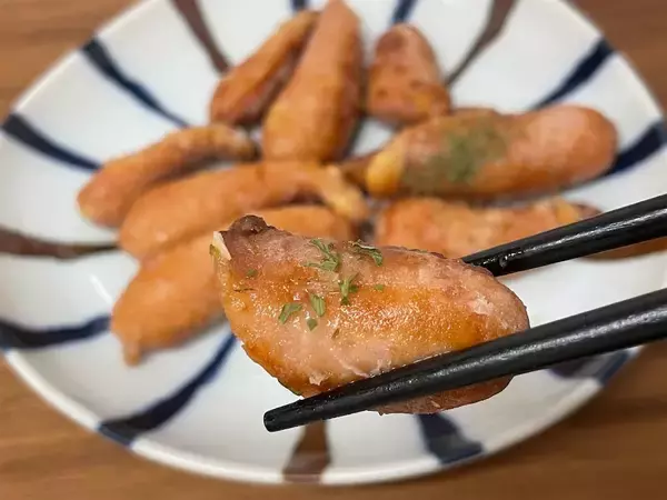 「10分漬け込んで揚げ焼きするとカリッとジューシー♡「悪魔のソーセージ唐揚げ」はリピ確定なウマさな件」の画像