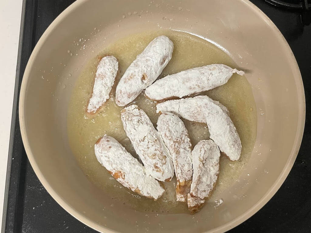 10分漬け込んで揚げ焼きするとカリッとジューシー♡「悪魔のソーセージ唐揚げ」はリピ確定なウマさな件