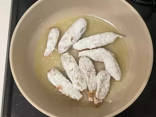 「10分漬け込んで揚げ焼きするとカリッとジューシー♡「悪魔のソーセージ唐揚げ」はリピ確定なウマさな件」の画像