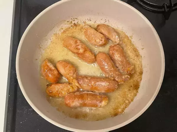 「10分漬け込んで揚げ焼きするとカリッとジューシー♡「悪魔のソーセージ唐揚げ」はリピ確定なウマさな件」の画像