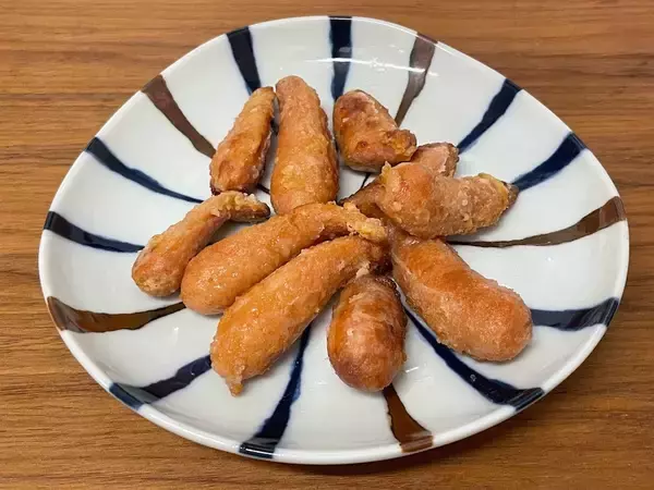 「10分漬け込んで揚げ焼きするとカリッとジューシー♡「悪魔のソーセージ唐揚げ」はリピ確定なウマさな件」の画像