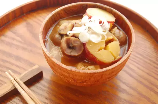 「【定番じゃない具材】「甘栗」と「さつまいもレモン煮」の味噌汁作ってみた！ゴロッと具沢山で秋味満載♡」の画像