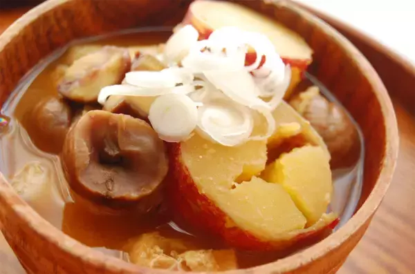 「【定番じゃない具材】「甘栗」と「さつまいもレモン煮」の味噌汁作ってみた！ゴロッと具沢山で秋味満載♡」の画像